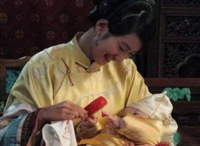 古代的奶妈，孩子一直吃就一直有奶，
这背后，藏着一个女人身体的秘密和一部无声的血