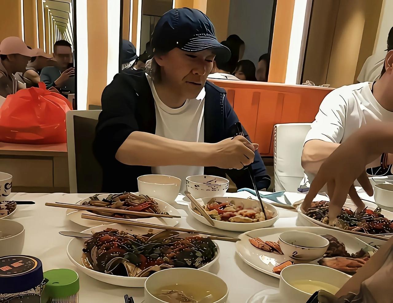 62岁的周星驰突然登上热搜，就因为深夜打包剩菜被网友嘲笑太抠

前阵子有张照片挺