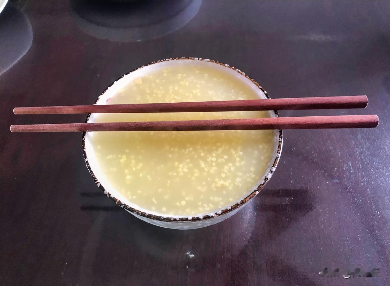 “筷子自己跑到了碗上”，后来才想到，第一次发现母亲的不正常是从一碗饭开始的。
