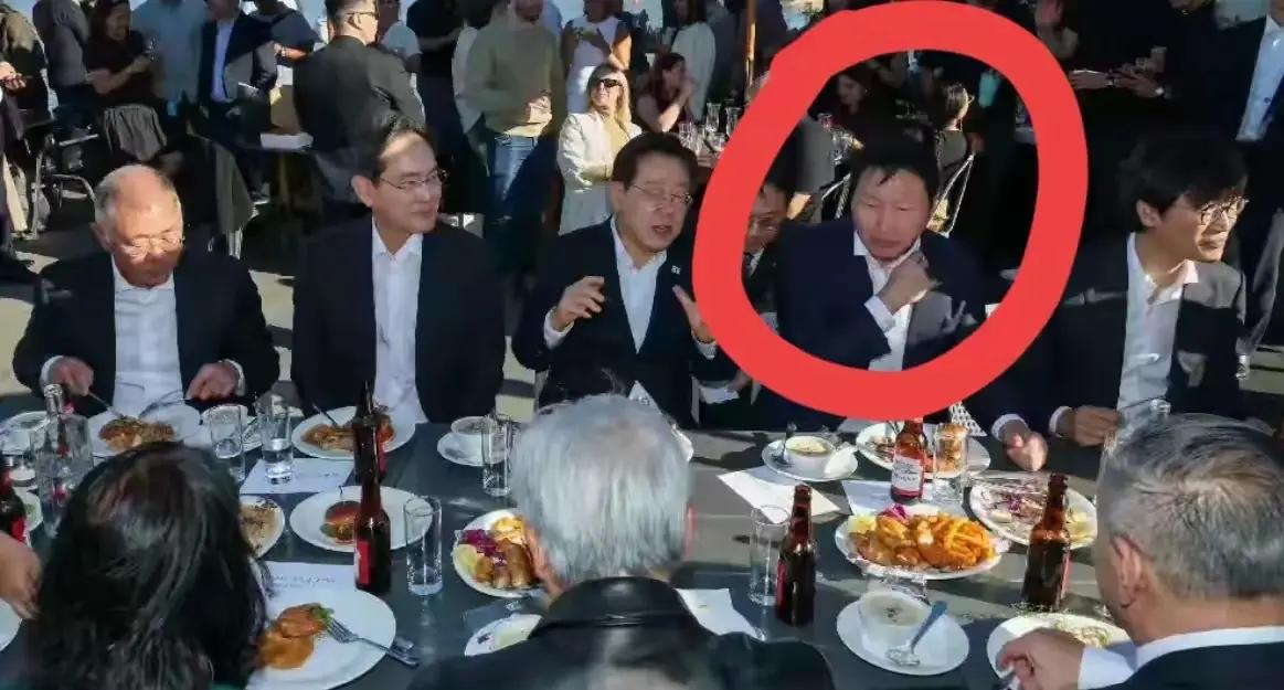 输了官司的崔泰源，那是一脸的落寞和不甘呀！
酒盏相传，大佬欢声笑语中的聚会，只有
