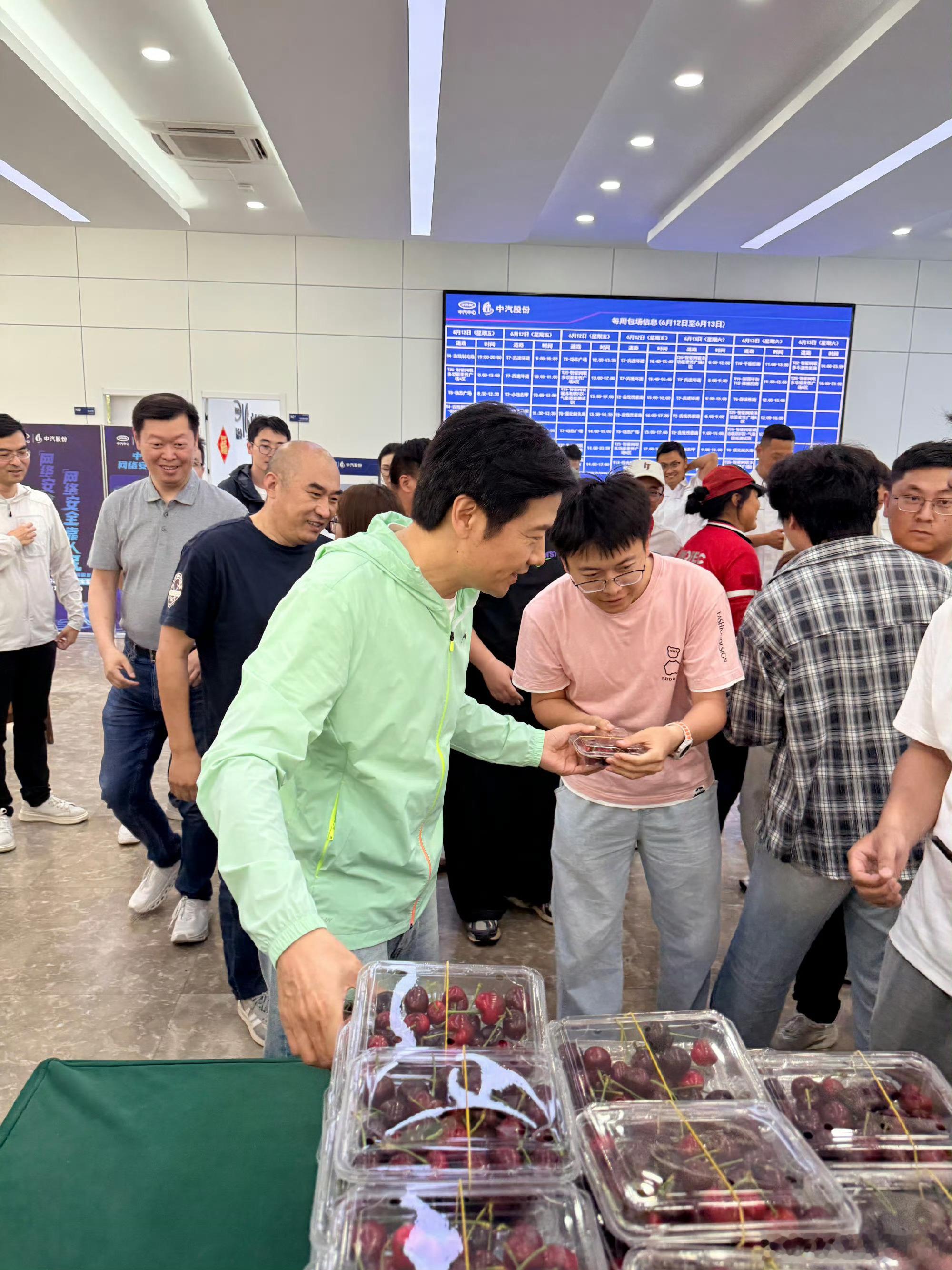 雷军盐城送车厘子雷总在盐城出席活动时，亲手为用户送上新鲜车厘子，场面温馨又接地气