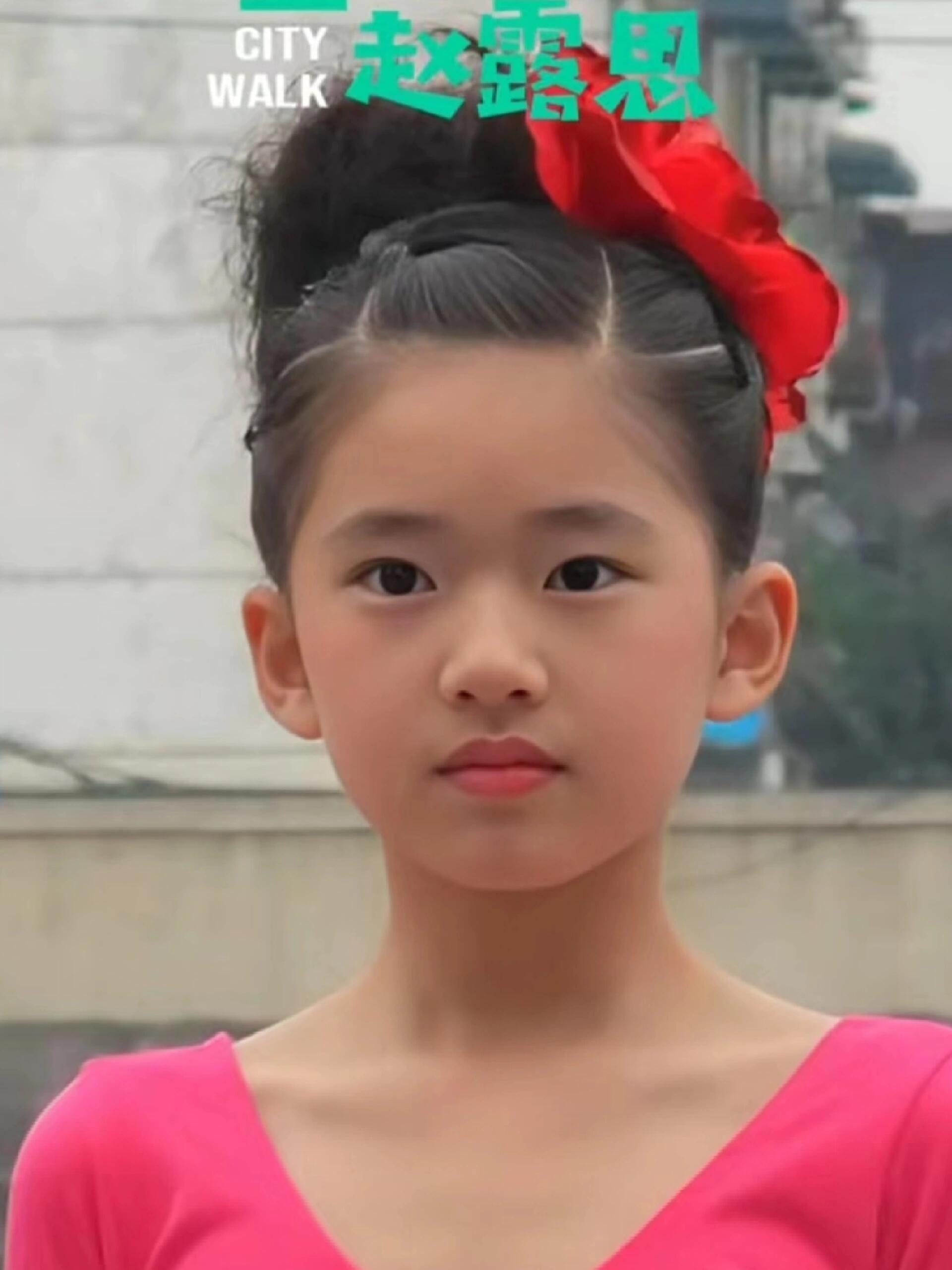 赵露思小时候更是萌的没边 