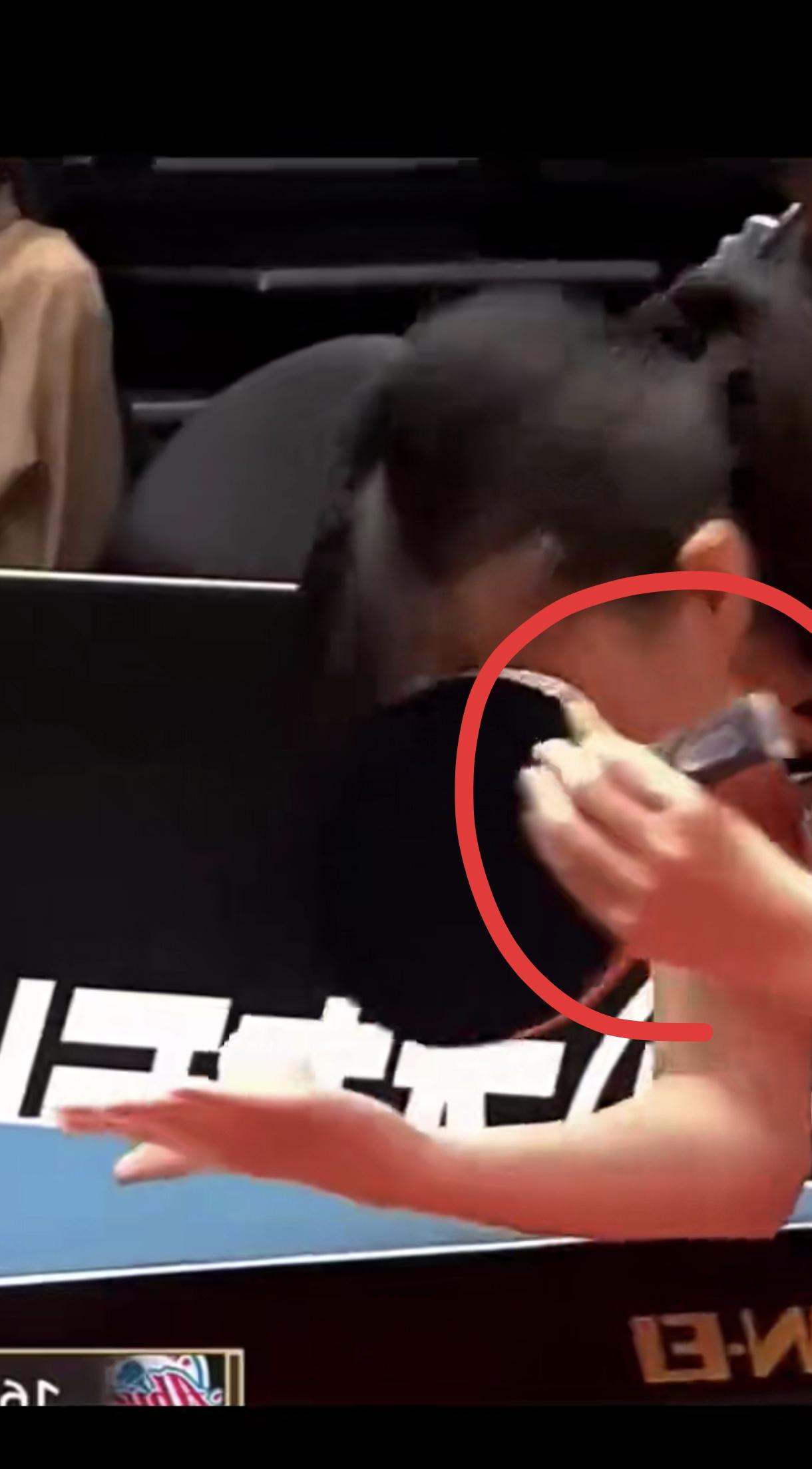 花衣者握拍姿势很怪，手握拍面，不握把。“特殊打法”是乒乓球中的非主流，个人特色鲜