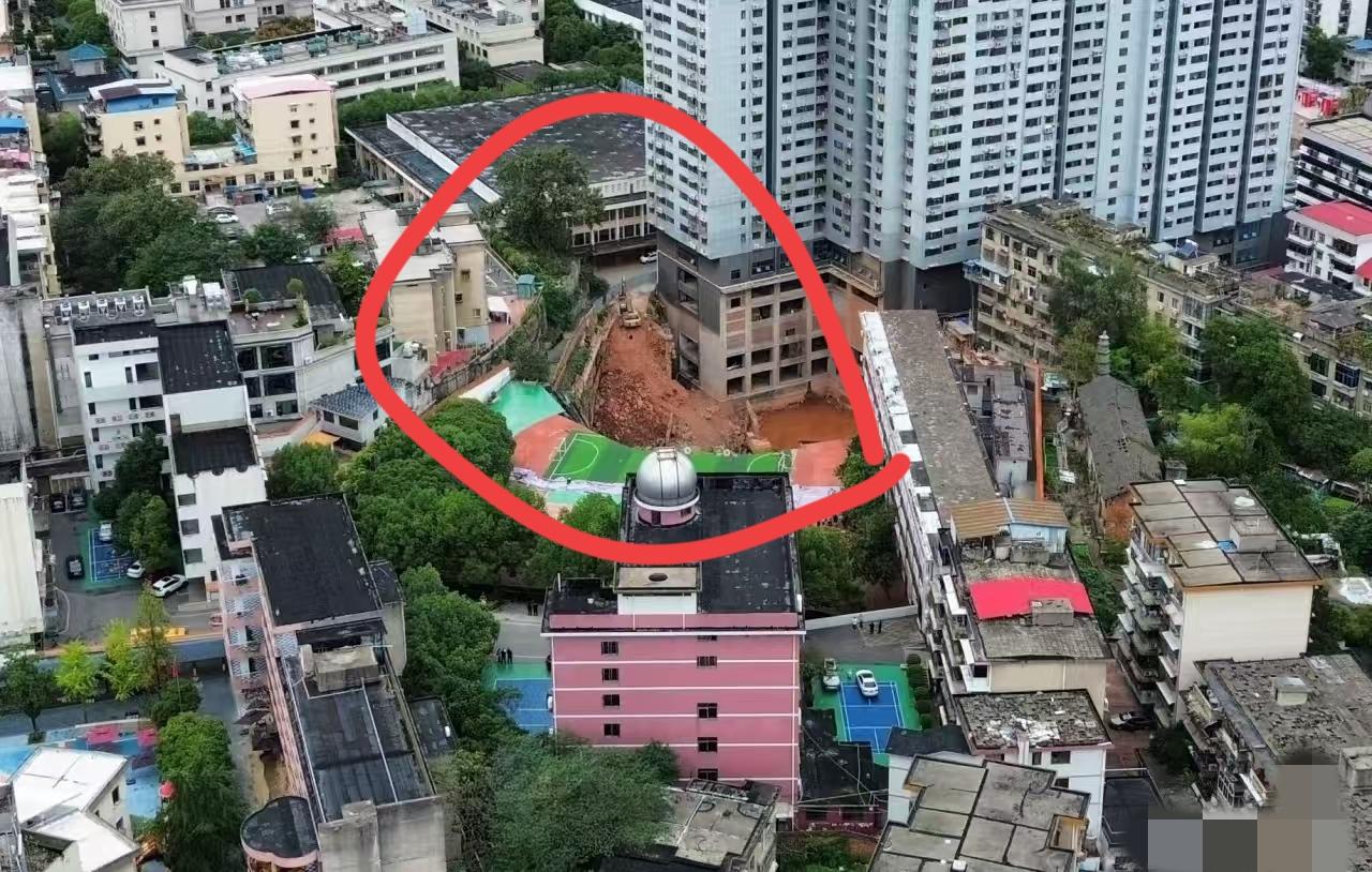 我干建筑多年的叔叔告诉我，干过不少工地，

邵阳市资江学校教学楼及操场坍塌的事故