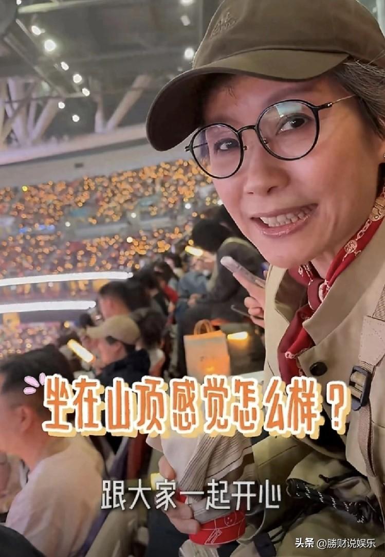 63岁叶童现身孙燕姿演唱会！坐5层“山顶位”仍超开心
 
3月14日，63岁的叶