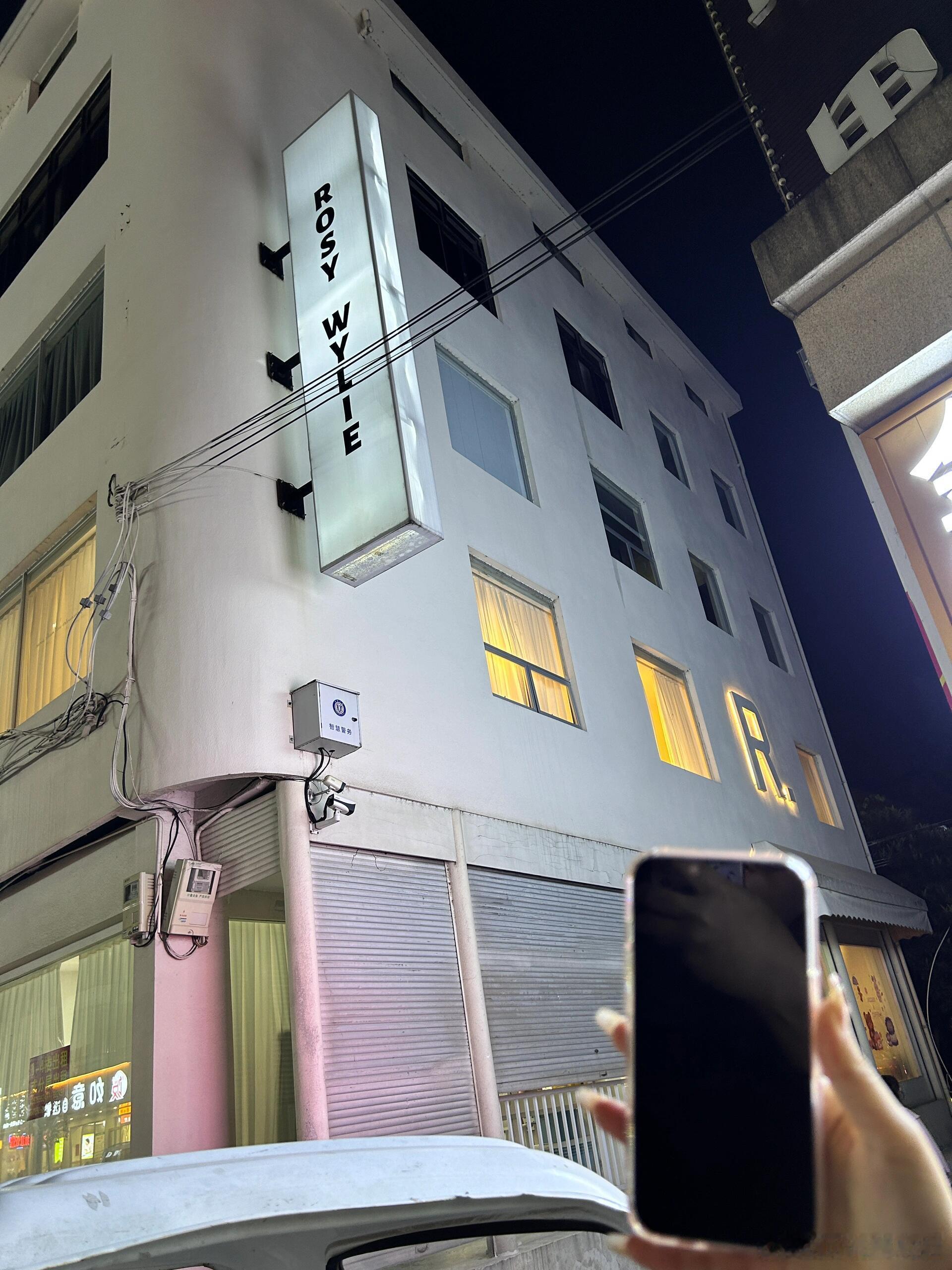 赵露思在横店的甜品店拆除了，改去成都开了 