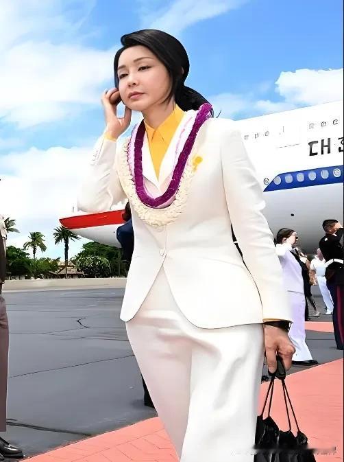 金建希利用身体健康问题来对抗独捡组，效果不错，但很难持久。眼下独捡组对尹锡悦暂时