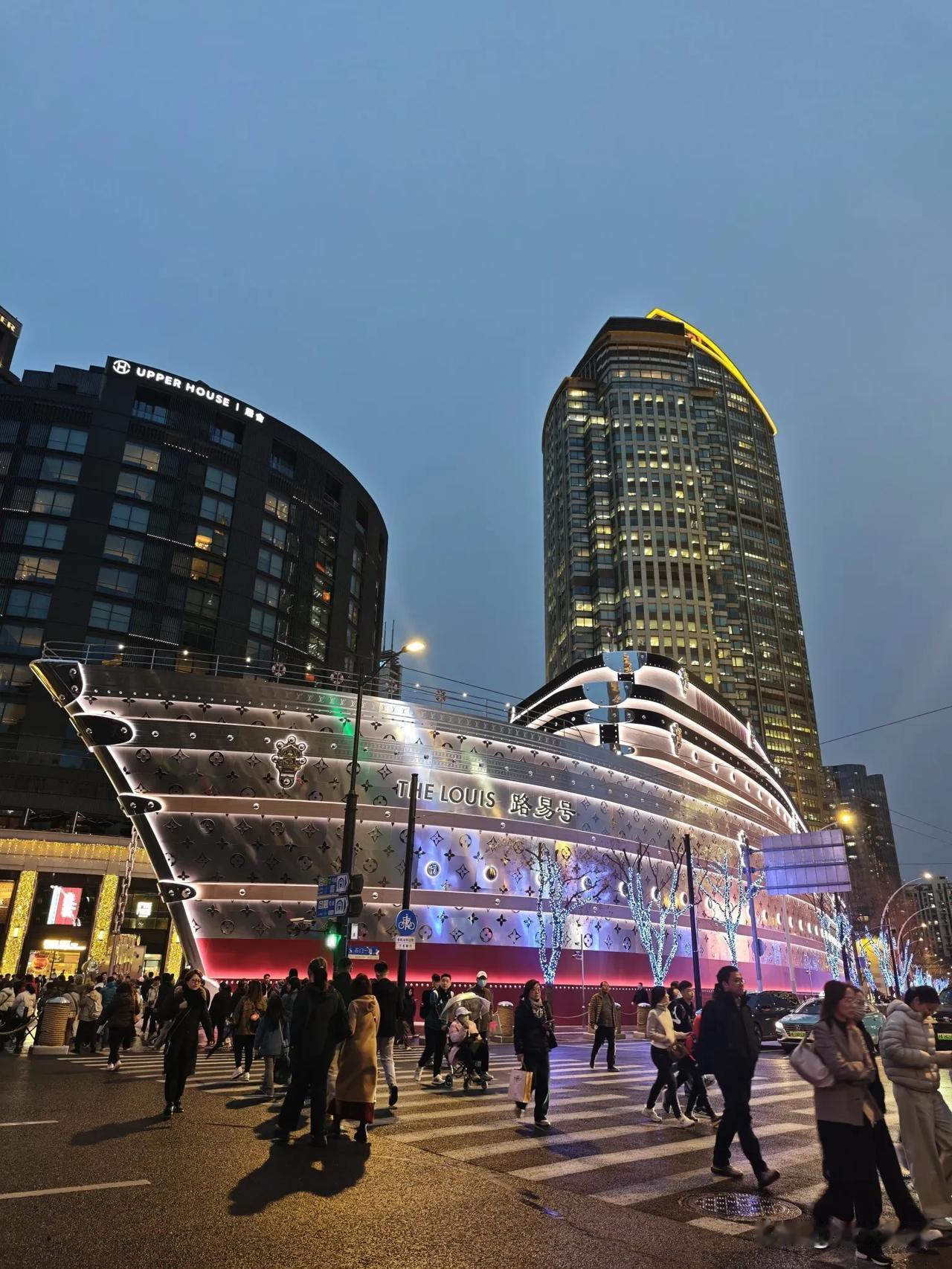 上海太古汇LV巨轮火遍全球，实拍太震撼
 
上海兴业太古汇LV巨型装置太吸睛，造