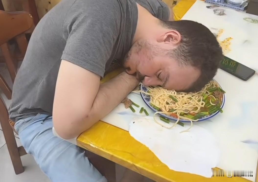 做饭的人都没有睡，你吃着吃着居然直接睡在盘子里了，你到底几天几夜没有睡觉了，为什
