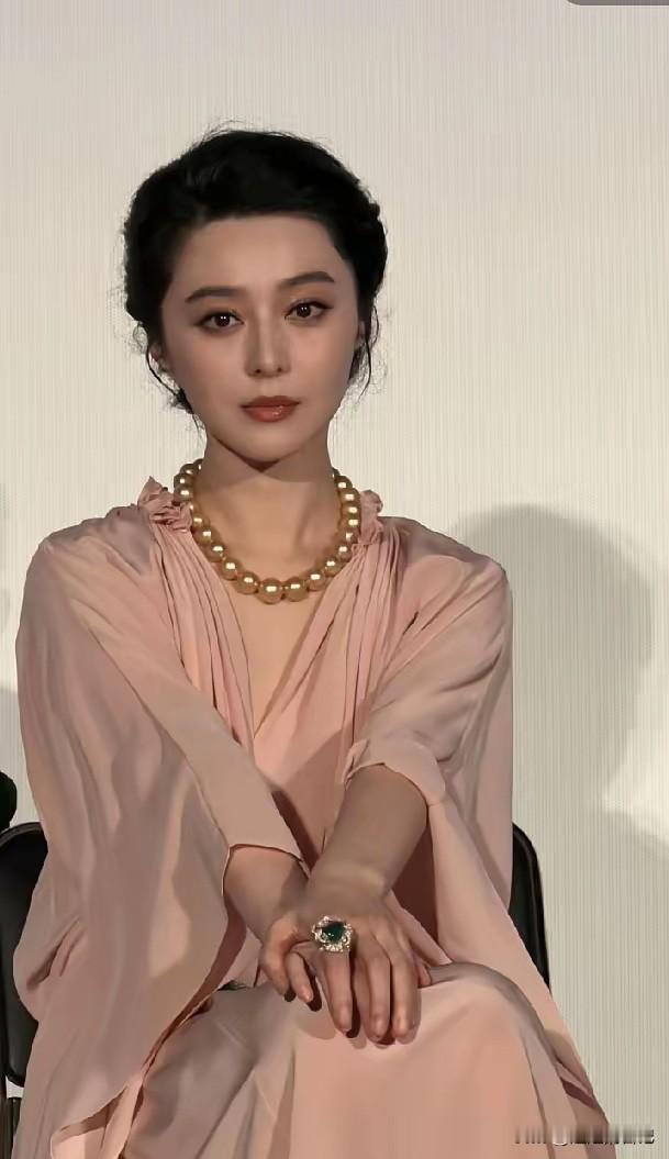 最美女星范冰冰，尽管已经40岁，看着还是20多岁的样子，女王范十足，大女主得既视