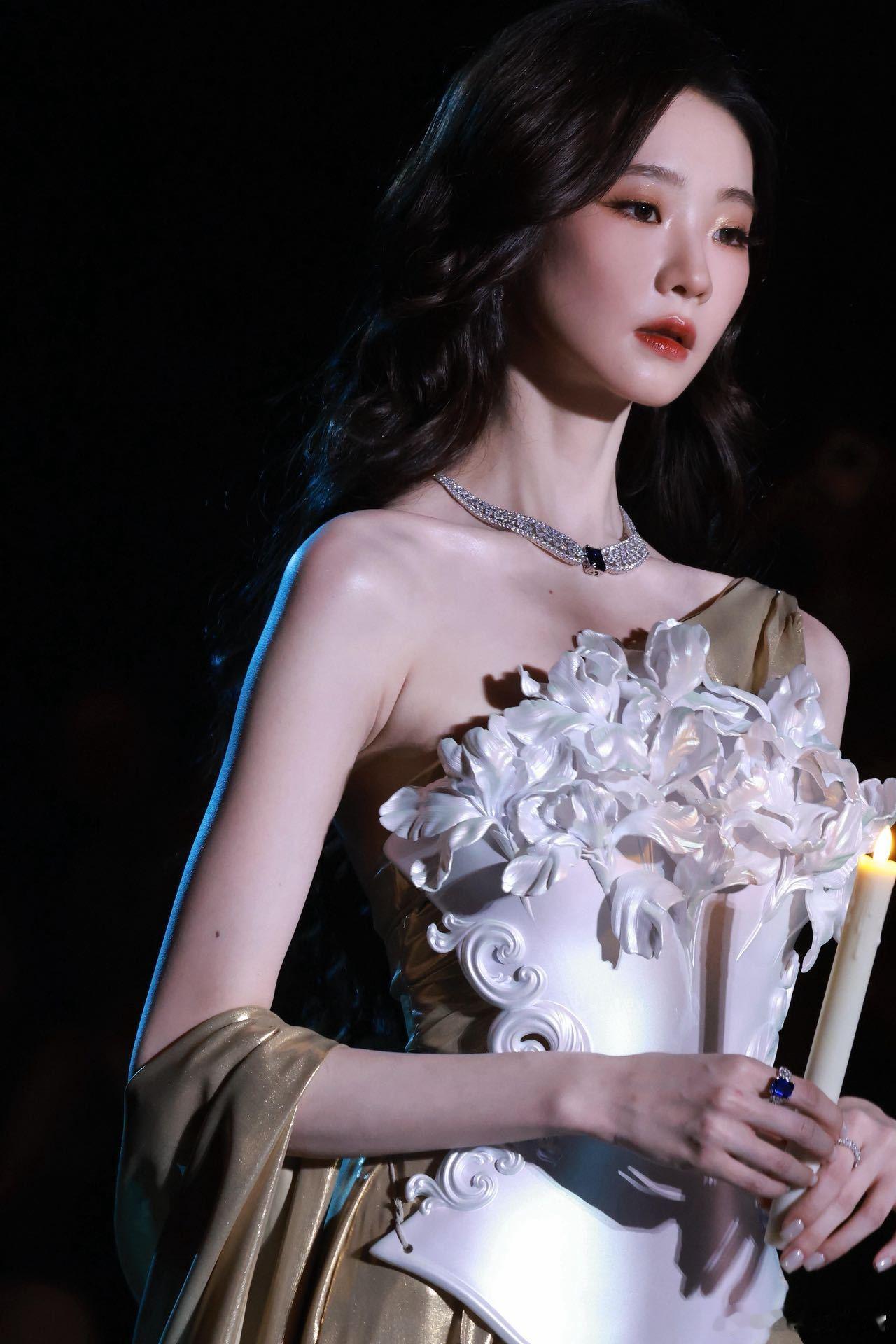 觉得内耗可以来看张艺凡直播内耗星人速来！张艺凡直播简直是精神疗愈专场。看着温柔软