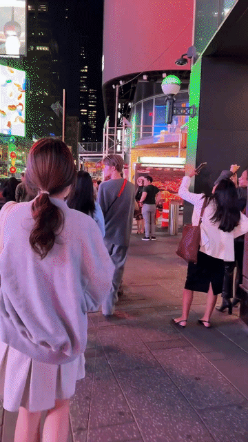 路人视角下，檀健次的个子真的不矮啊，甚至在人群中看着很高挑的感觉！比周围的女生都