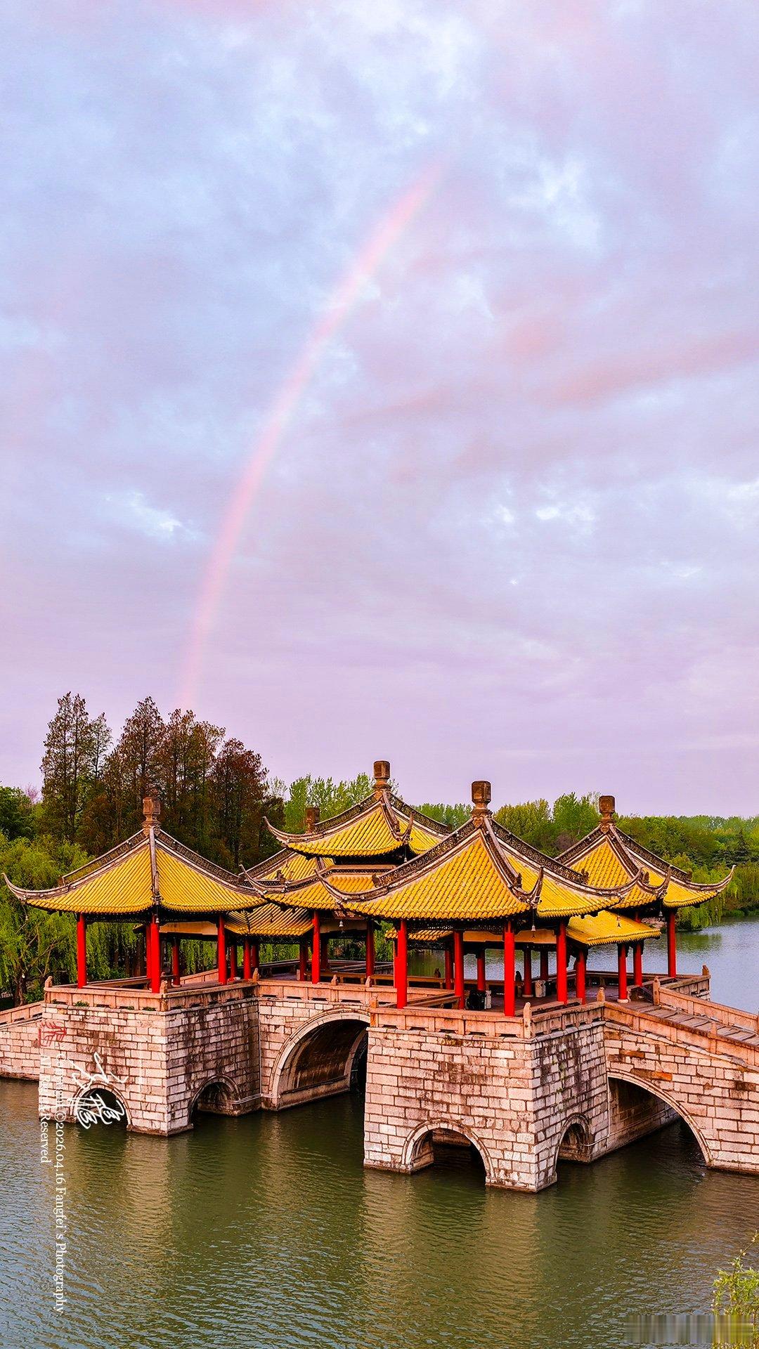 扬州瘦西湖的清晨，东边漫天朝霞，西边一弯彩虹，难得一见的双景同框，一半热烈，一半