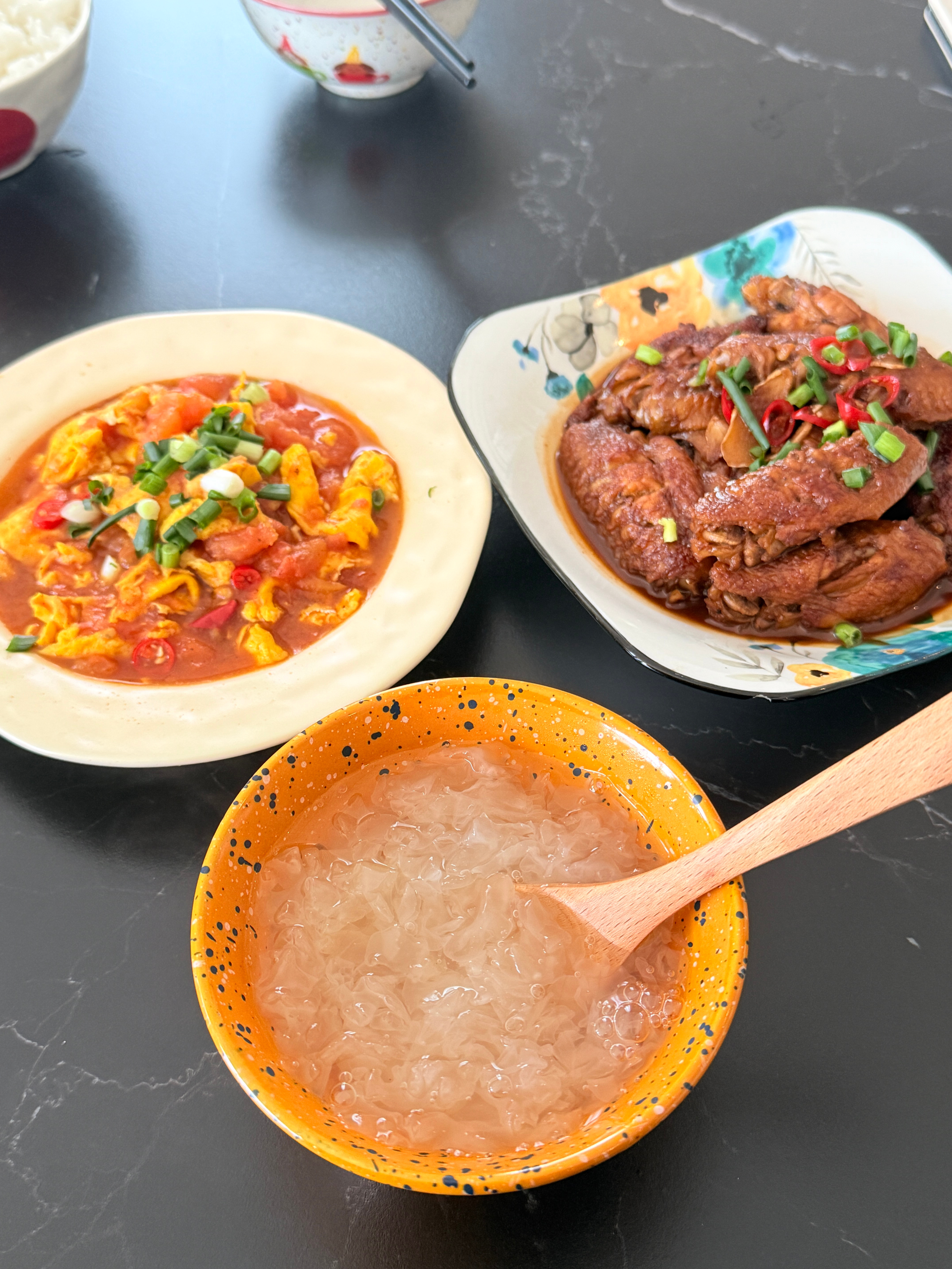 好消息 偶退烧了！只是还在咳嗽中慢慢好起来了～今天让阿姨煮了银耳羹生病这两天已经