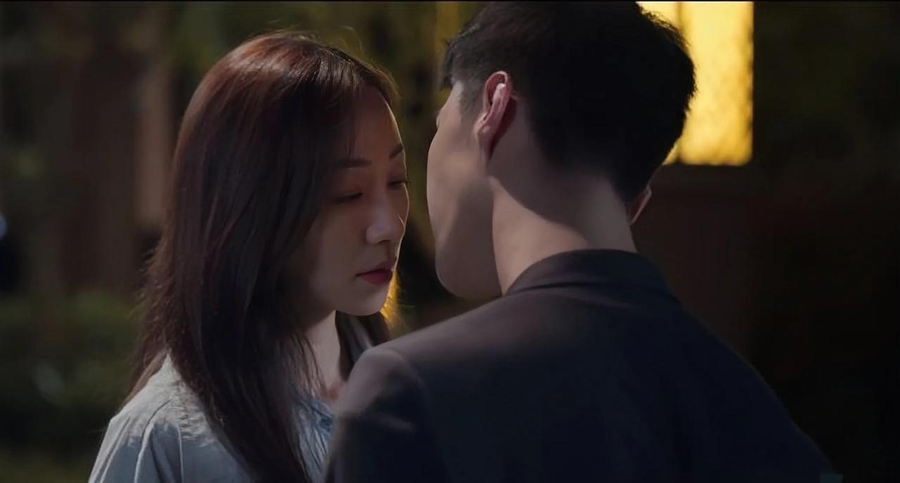 韩雪声称从来不接吻戏，如今却跟范丞丞吻上了。
韩雪是高干子女，容颜精致，身材窈窕