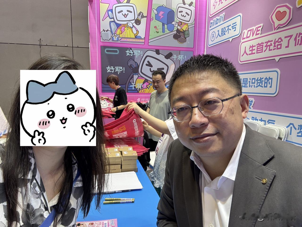 沈逸老师被“逮”到啦，谁这么有运气呀！这感觉，是不是就跟毕业学生在漫展上偶遇教授