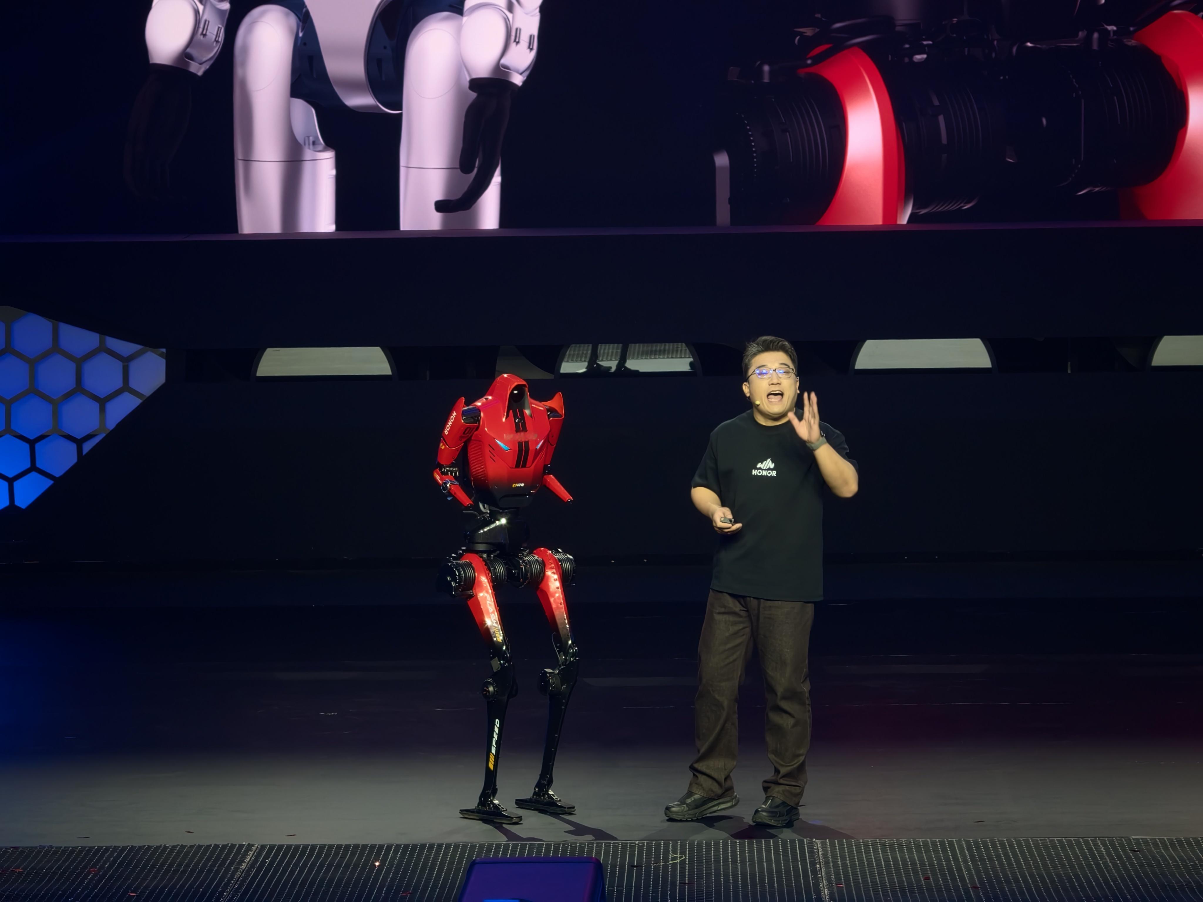 荣耀WIN游戏本 闪电也来了，手膀子上还有一款要发布的荣耀手表。 