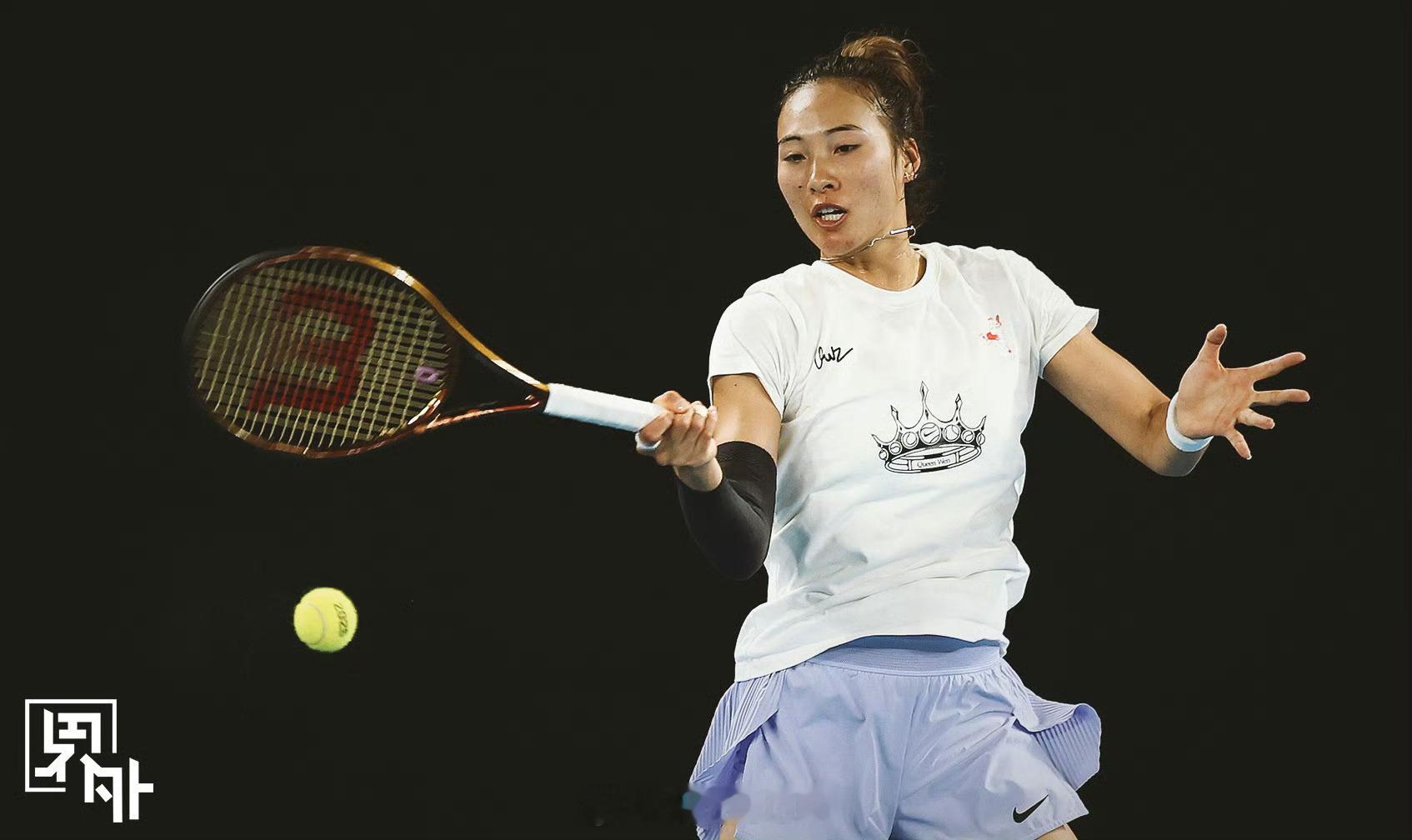 郑钦文[超话]  郑钦文训练服印着皇冠  📍🇦🇺墨尔本🏟️中央球场🎾郑