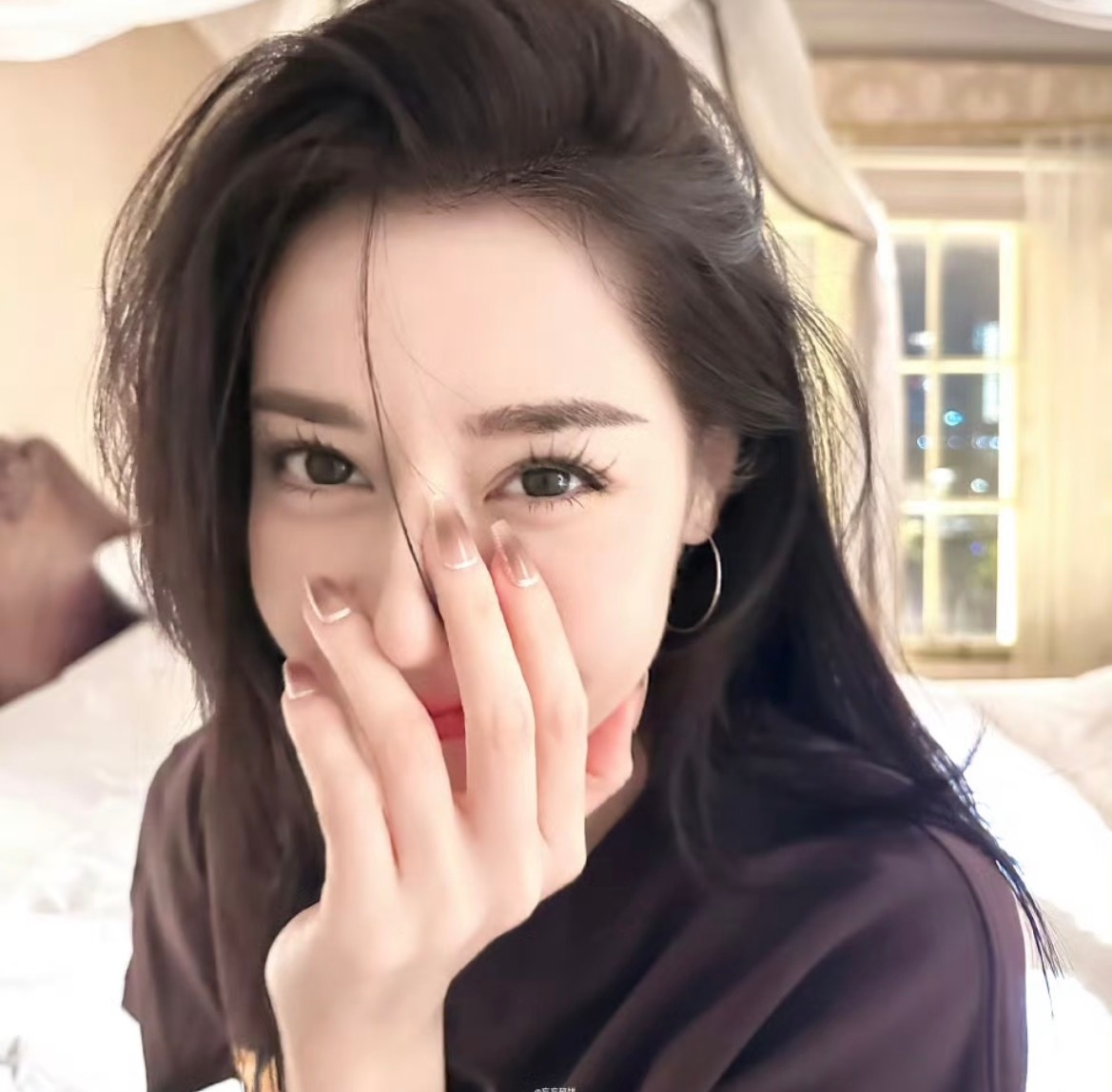 迪丽热巴十步之内必有小狗她可是迪丽热巴啊谁能拒绝迪丽热巴的挥手！！真的有那也只能