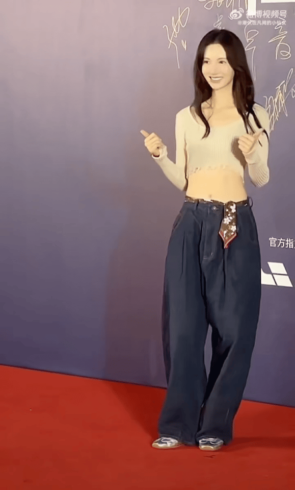 没人通知金晨这是红毯吗 刷到金晨的红毯造型，第一反应是“这是休闲活动吧”！但她穿