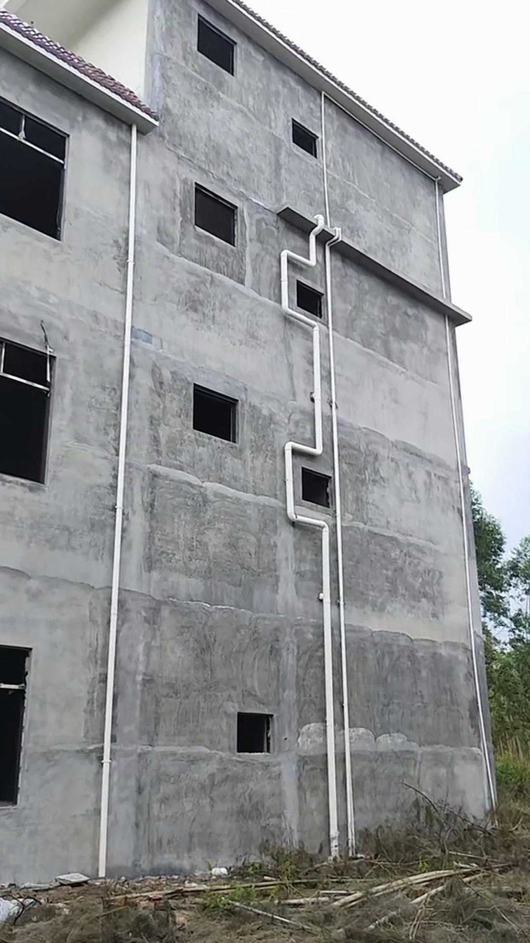 外墙装“匚”形落水管，这不是自讨苦吃、自添堵塞隐患吗？
在外墙安装落水管，最好选