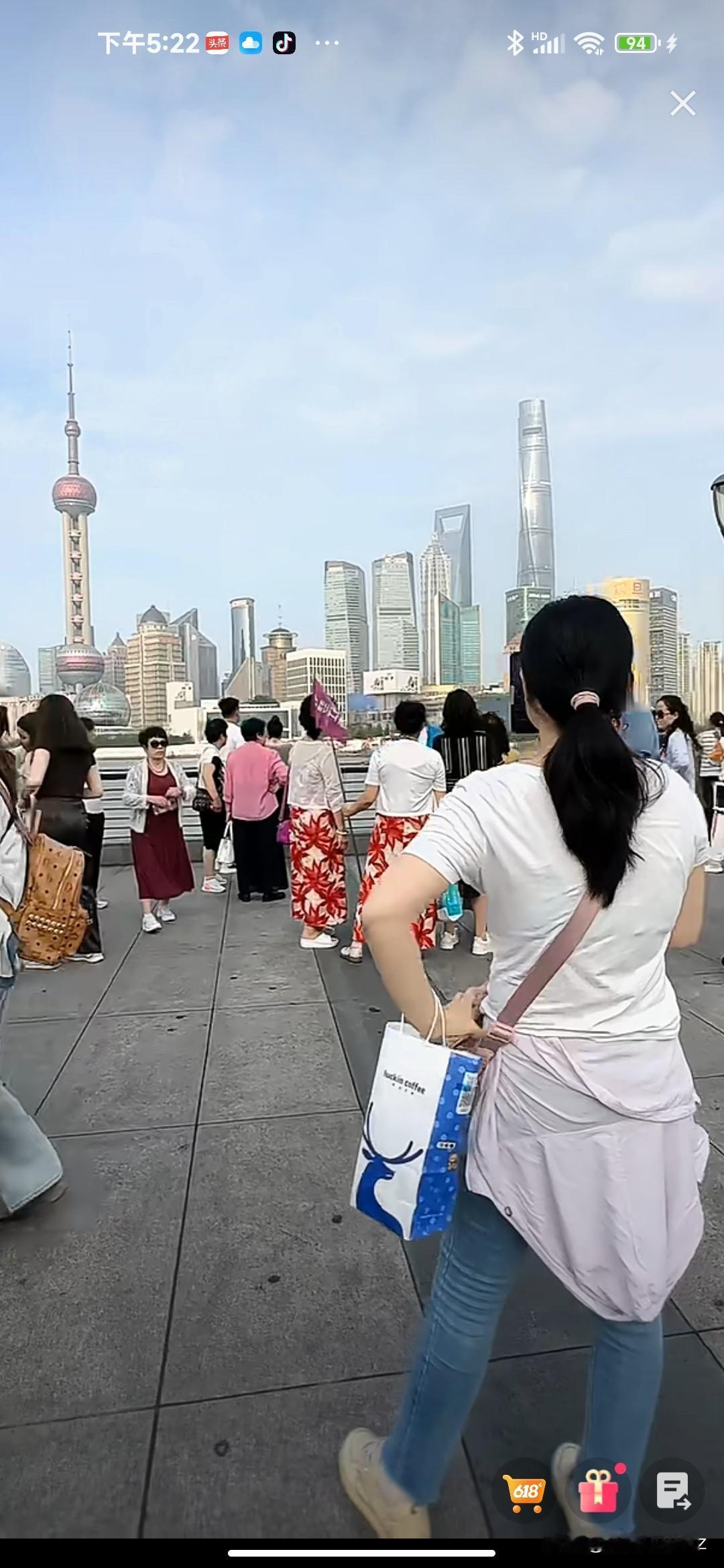 打卡上海外滩，感受东方明珠的魅力！📸✨🌆上海外滩，那是一座城市的历史与现代交
