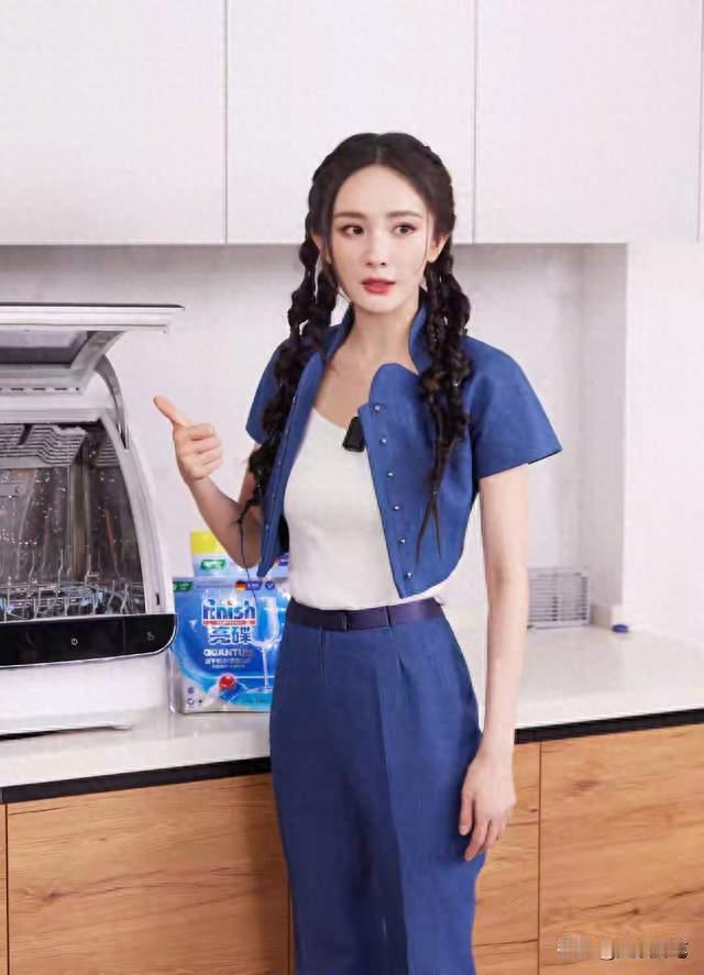 40岁杨幂双麻花辫大片刷屏！最高级的少女感，从来不靠硬撑