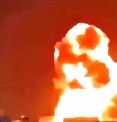 五枚导弹，拦下四枚，就那漏网的一枚，不偏不倚，正中天灵盖。炸的不是别的地方，是卡