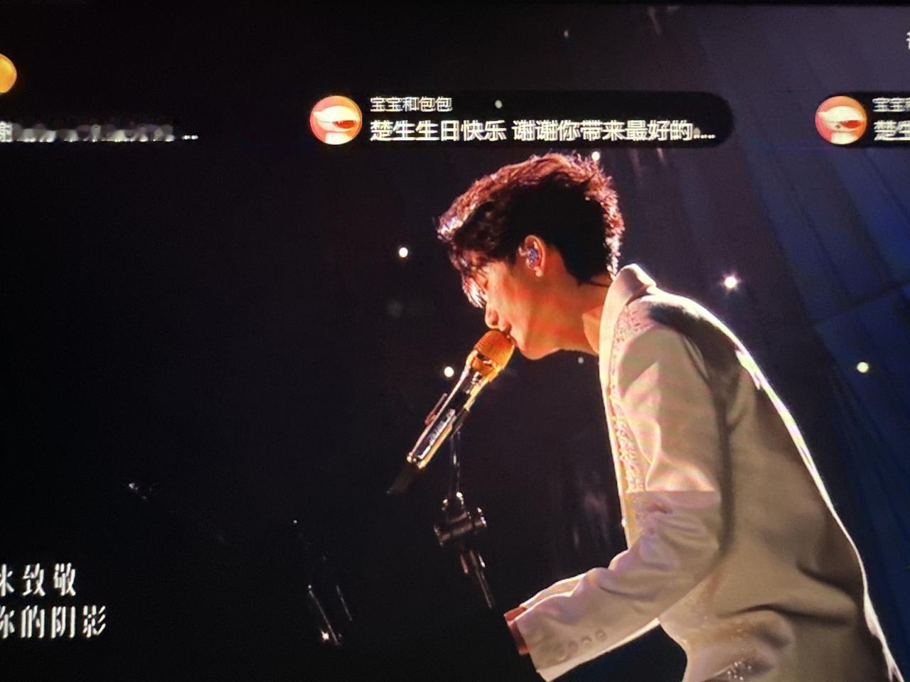 溜达鱼来了，我屏住了呼吸。
生哥要把《行走的鱼》唱给自己。
想唱给你听，想写给你