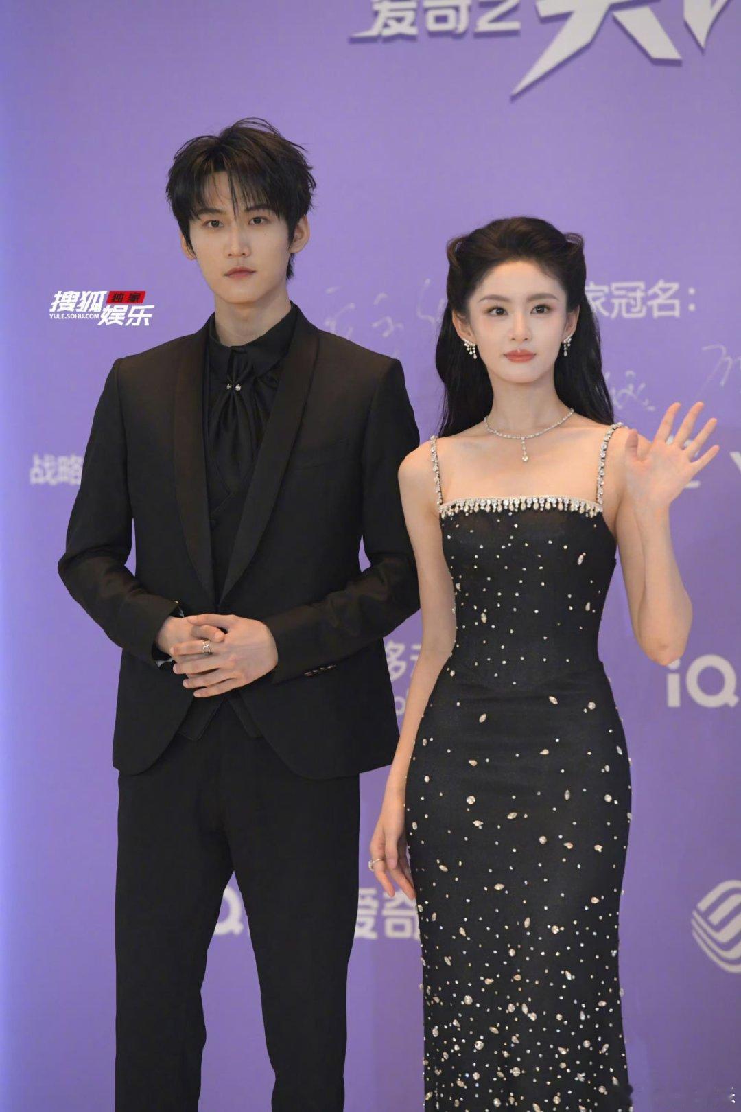 周柯宇赵晴红毯生图 周柯宇赵晴尖叫之夜同框 周柯宇赵晴红毯生图 