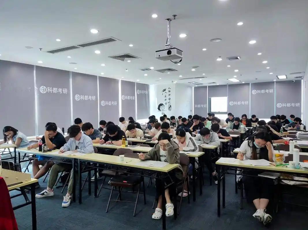 很多人平时都处在一种被动跟随的状态，做决定时习惯跟着周围人的节奏走，长期下来就会