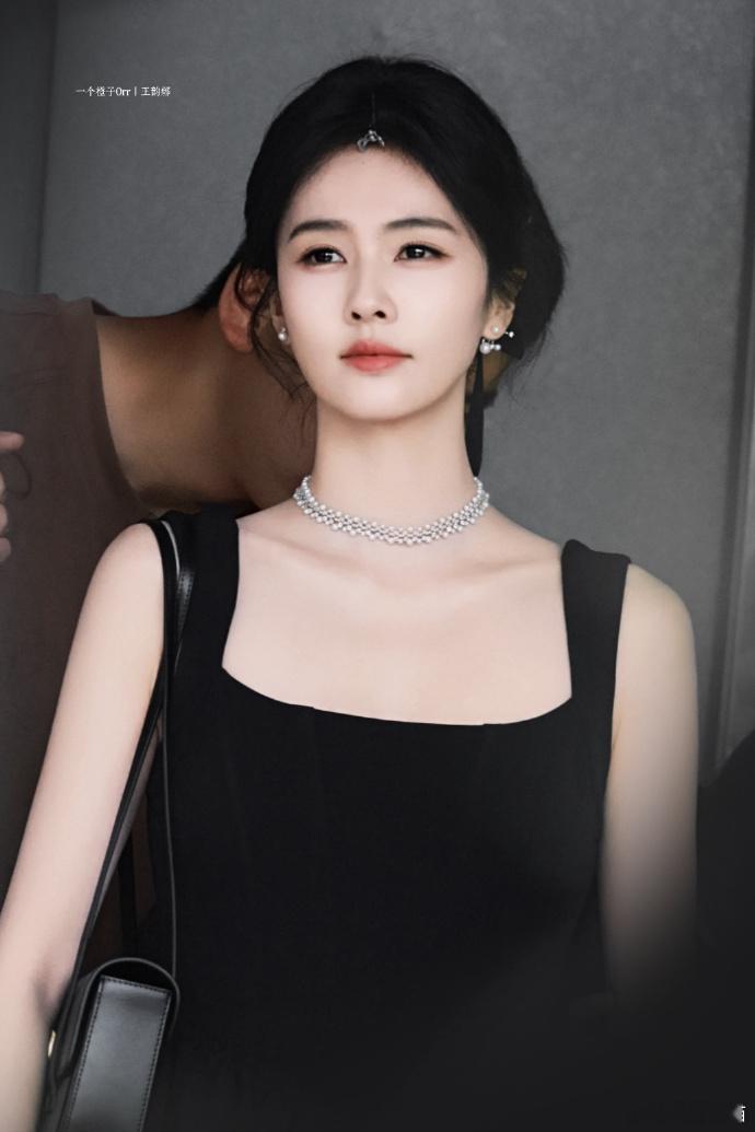 白鹿王韵娜完全富家千金白鹿黑色连衣裙幻视黑天鹅富家千金人设具象化，白鹿黑裙造型贵