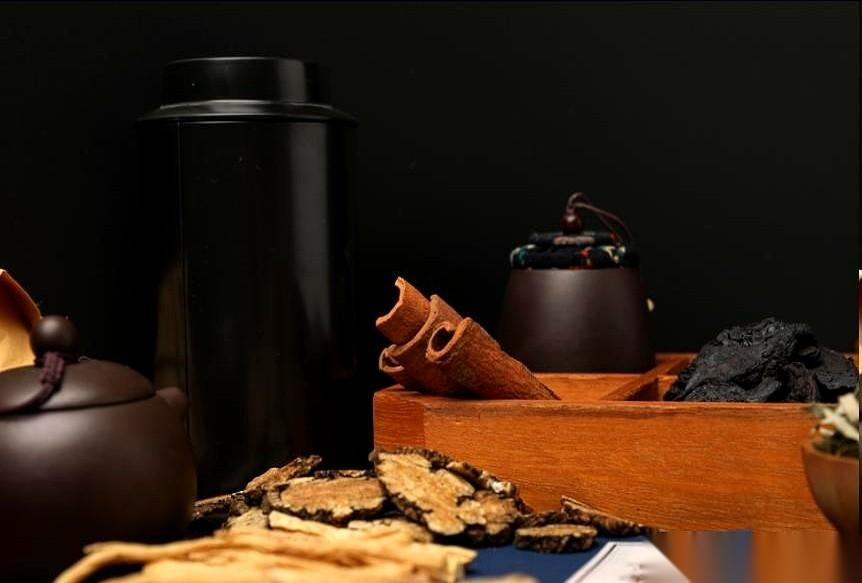 不光是嗓子。
很多时候，人整个的状态就是“卡”住了。
一种不上不下的别扭，吐不出