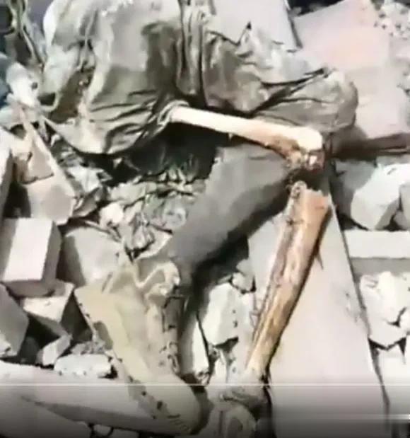 据近日俄媒视频曝光：攻入乌军阵地的俄军士兵在战壕中发现了破碎的尸体，令人毛骨悚然