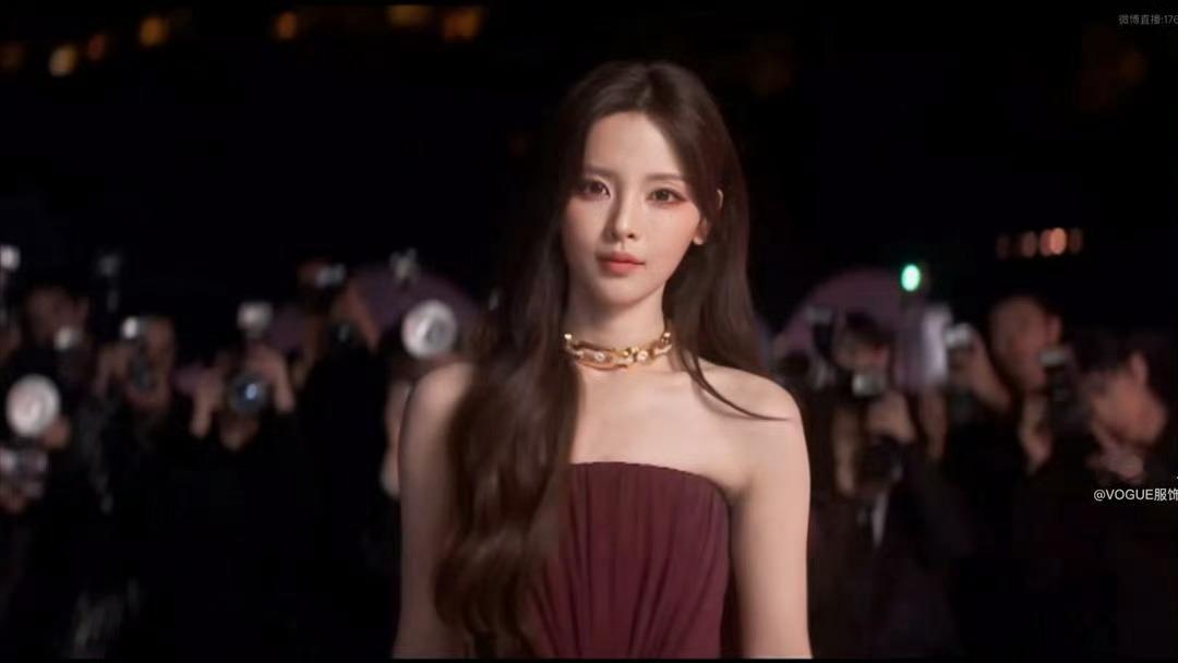 突然get到了杨超越毫不费力的绝美人像三要素：模特美，模特美，模特美 ​​​