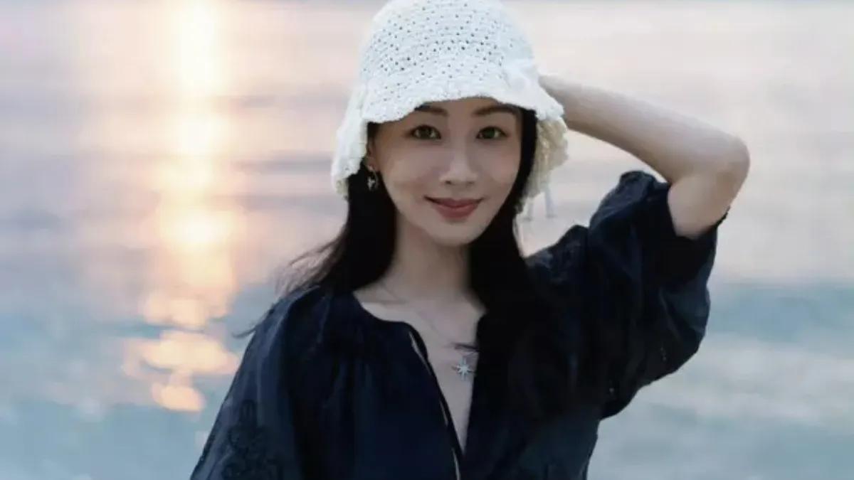 杨紫在海边悠然自得地漫步，享受着那份宁静与惬意。她身着一袭简约而时尚的黑色短裙，