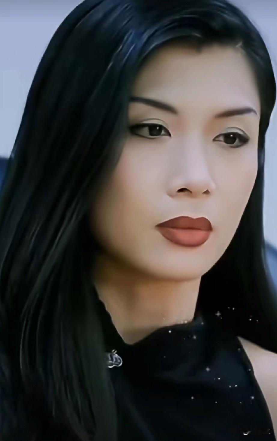 她是香港第一代艳后，江湖初代大嫂，被成龙公开赞为顶级美人，曾与警察王永基有过八九