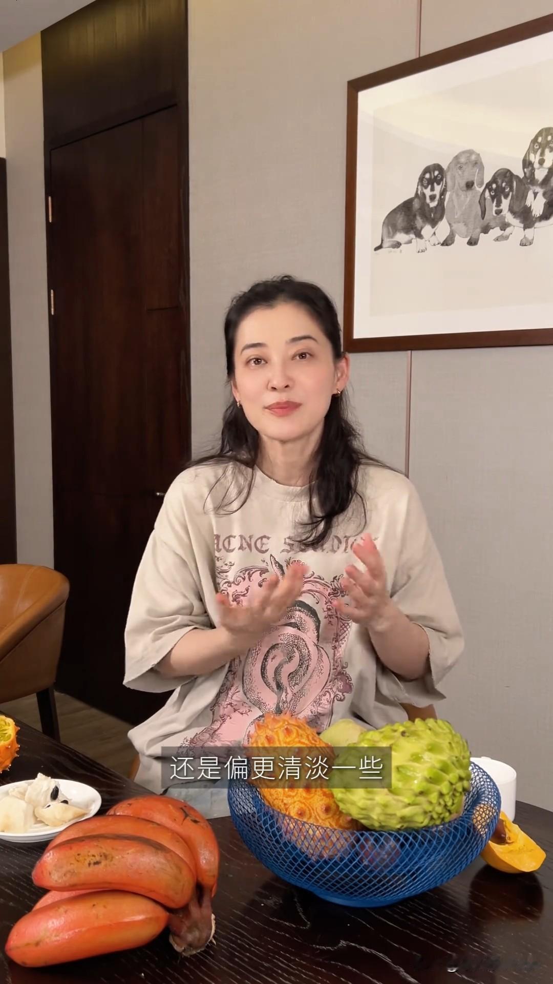 1月9日，演员梅婷更新动态，并配文“试吃三亚那些没见过的水果”。

梅婷在当地的