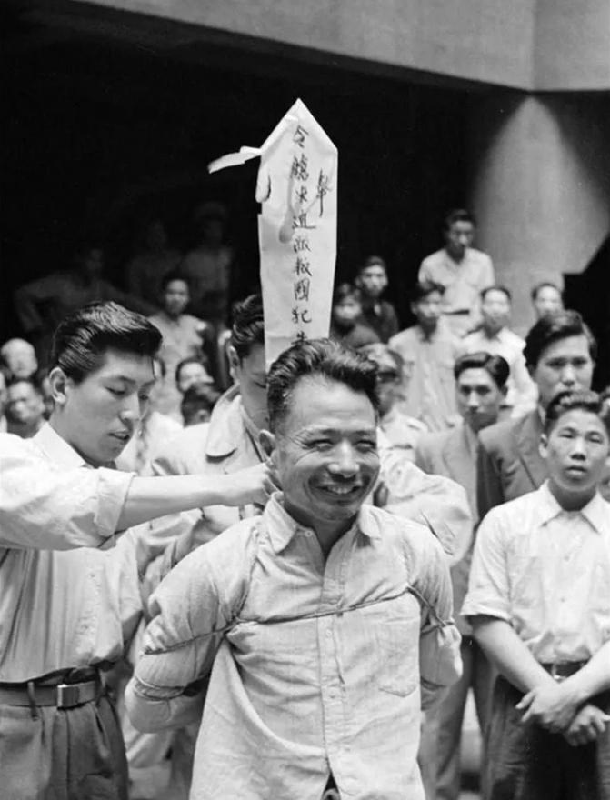 1949年，臭名昭彰的汉奸朱大同被枪毙，周围骂声不断，可他脸上却挂着笑容，陈毅知