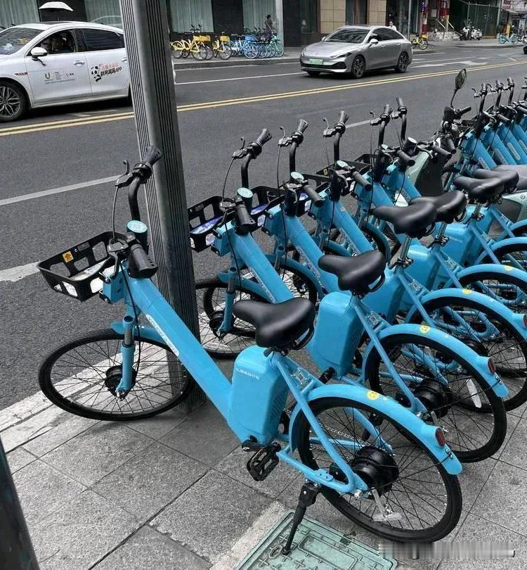 【氢动力共享单车投放成都街头】近期，成都街头新现一款采用氢能驱动的共享单车——“