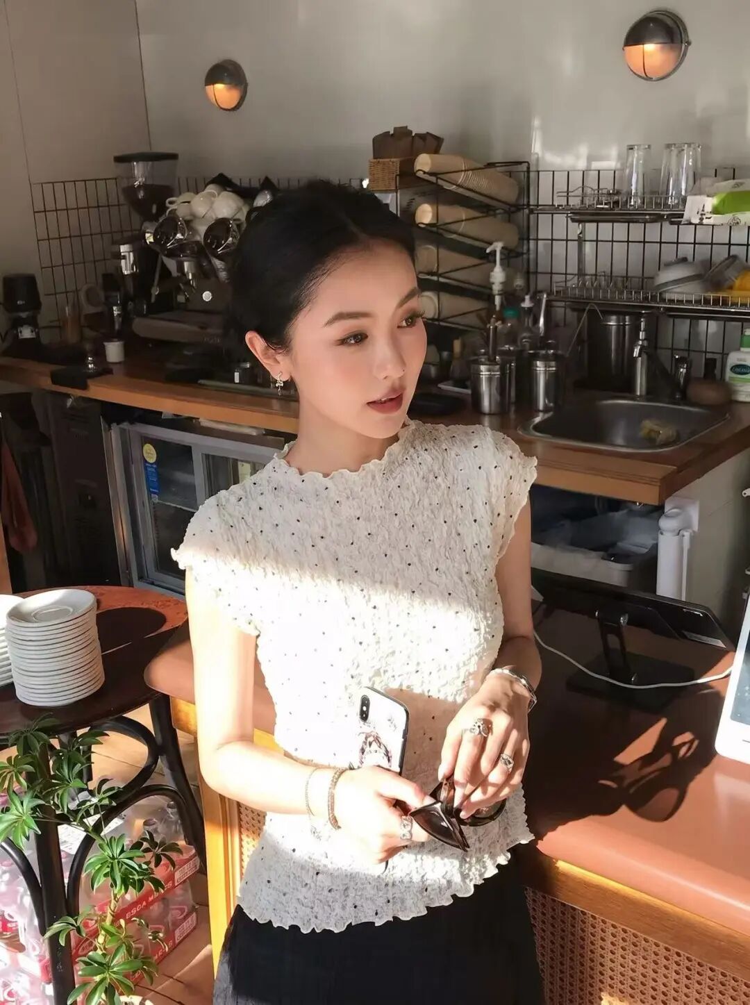简约温柔的蕾丝套装，自带一股轻盈的高级感，不管是日常出街还是旅行拍照，都好看得很