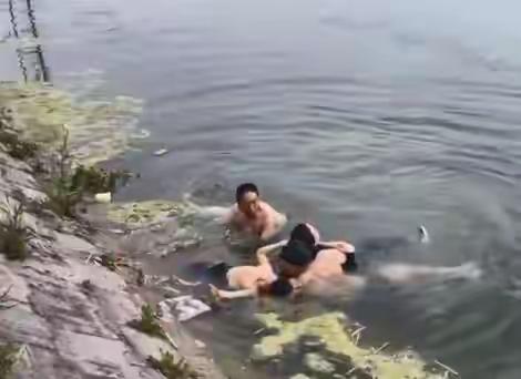 蚌埠母子浍河落水 冬泳队员火速施救化险情
 生死瞬间显担当，蚌埠固镇冬泳队员勇救