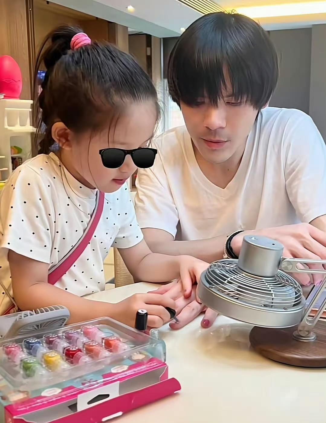 向佐：小奶黄，你又给我涂指甲了。上次蓝色，这次粉色，下次是不是该画个奥特曼？
