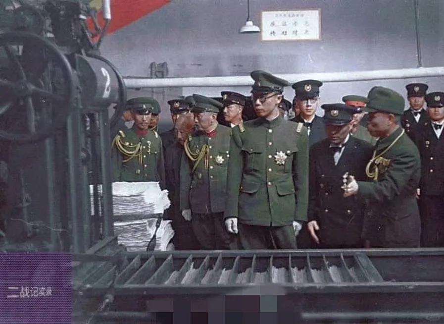 1943年5月6日，伪满皇帝溥仪视察安东人造丝工厂。 ​