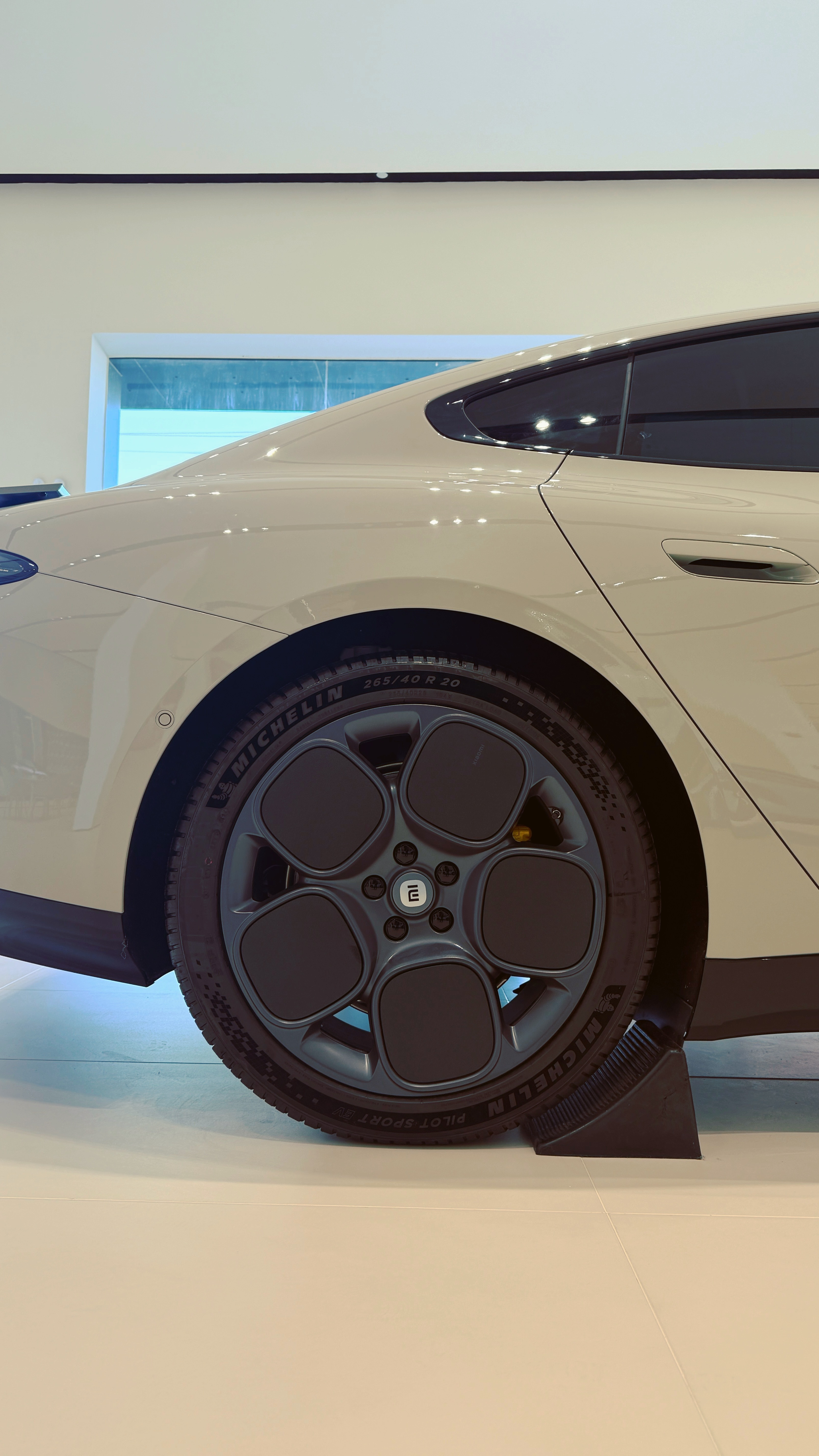 小米SU7这轮圈，第一次见啊，下次记得把车标正过来