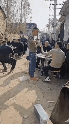 他知道谁拽的他，只是那俩人他惹不起，典型的欺软怕硬！