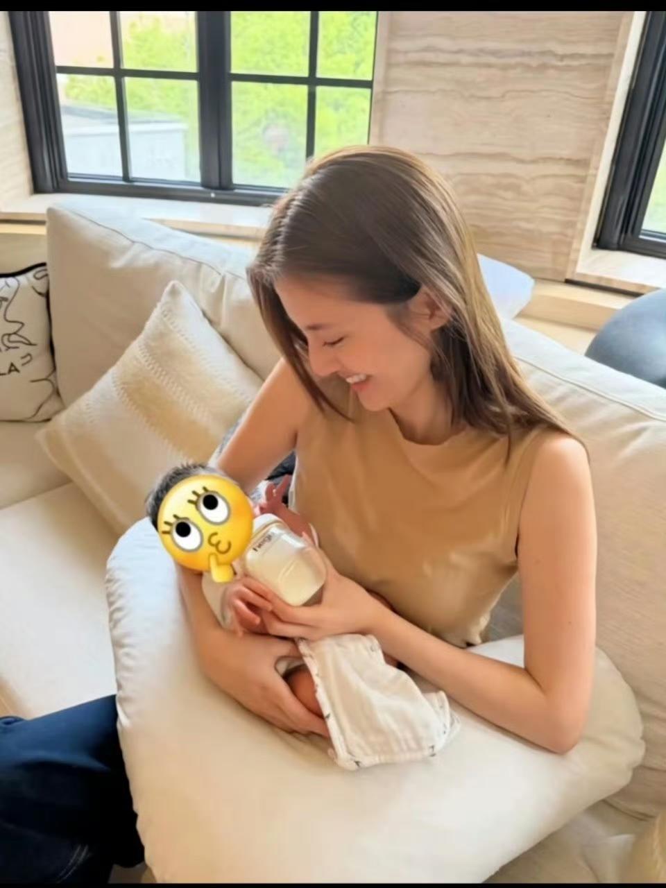 吴千语晒的一张照片，

细心网友都看出来不对劲了。

她在月子中心抱着小宝宝喂奶