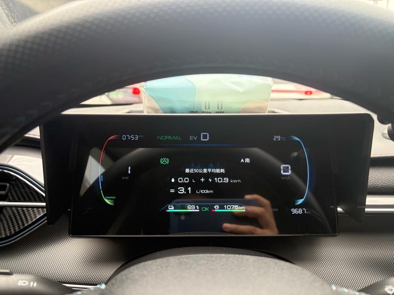 第一辆，是驾校的旧皮卡，方向盘重得掰不动，却装满了最初的紧张和兴奋。
后来开过父