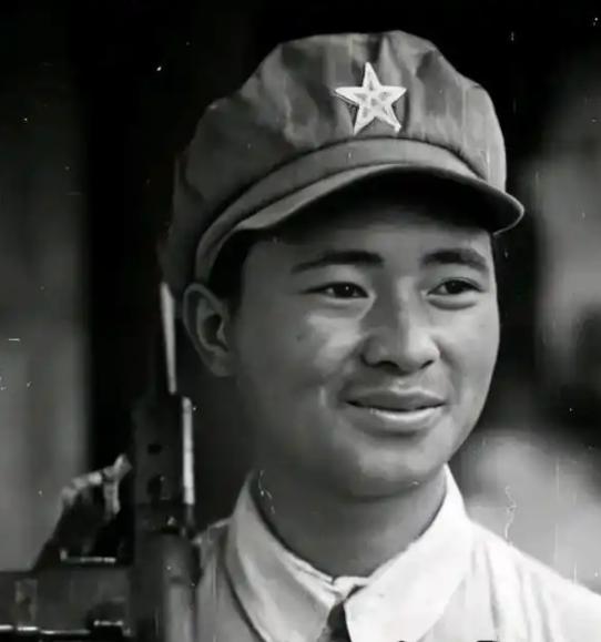1955年，一位27岁的新四军士兵退伍回乡，媒人给他介绍了一位43岁、带着6个孩