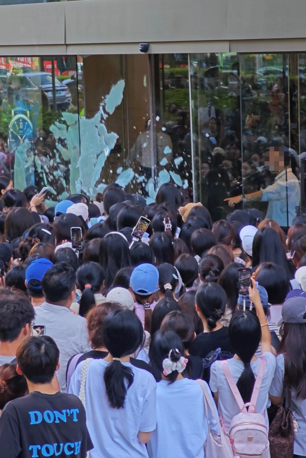 张凌赫线下活动取消目击者发声张凌赫活动商场玻璃破碎致5伤5月31日，南宁某地举办